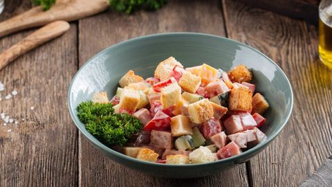 Dudlangan tovuq go‘shti, pomidor va qotgan non qo‘shib xushta’m salat tayyorlaymiz