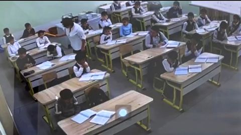 Бухородаги мактабда ўқитувчи синфдаги деярли барча ўқувчиларни урди (видео)