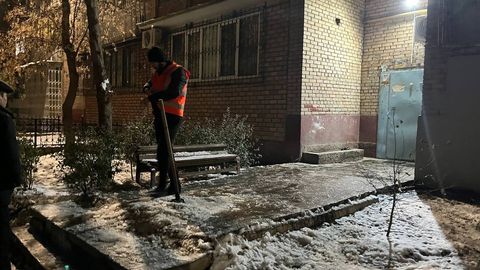 Prezident tanqididan so‘ng Uchtepadagi uylarning kirish yo‘laklari muzdan tozalandi (video)