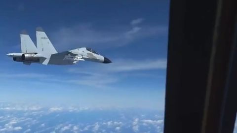 Хитой қирувчи самолёти АҚШ ҳарбий самолёти билан тўқнашиб кетишига сал қолди (видео)