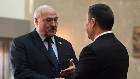 Лукашенко «кучсиз Mercedes» туфайли ЕОИИ саммитига пиёда келди (видео)