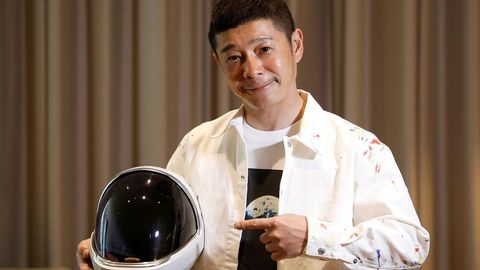 Япониялик миллиардер Ойга биргаликда парвоз қилиш учун дижей Аоки ва K-pop юлдузини танлаб олди