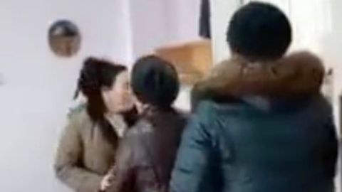 Farg‘onadagi maktabda o‘quvchining yaqinlari o‘qituvchilarni kaltakladi (video)