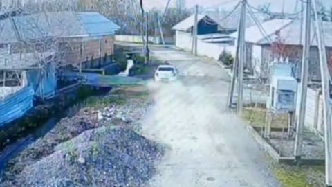 Farg‘onada haydovchi Cobalt’da harbiy xizmatchini urib ketdi (video)