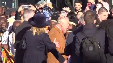 Britaniya qiroli Charlz III ga tuxum uloqtirishdi (video)