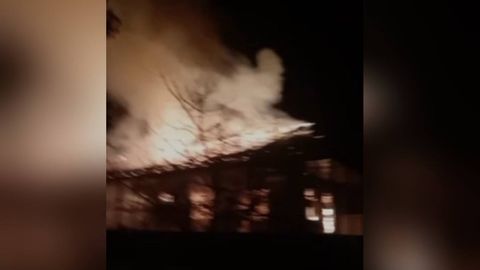 Toshkent viloyatidagi tashlandiq binoda yong‘in yuz berdi (video)