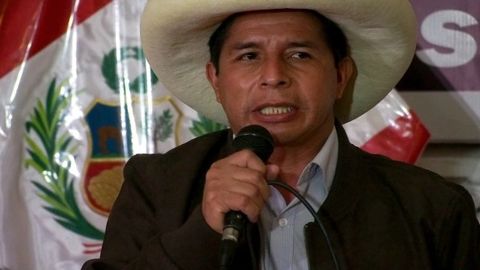 Перу президентига импичмент эълон қилингач, у полиция томонидан қўлга олинди