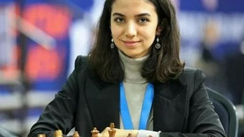 Эрон федерацияси жаҳон чемпионатига ҳижобсиз чиққан шахматчи қиздан юз ўгирди