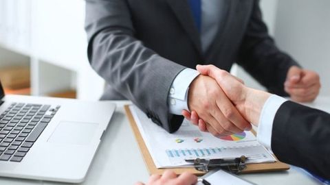 Korporatsiya ijro organi rahbari bilan tuziladigan shartnomaning huquqiy tabiati qanday bo‘lishi kerak?