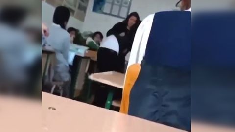 Samarqanddagi maktabda o‘qituvchi o‘quvchini kaltaklagani aytilmoqda