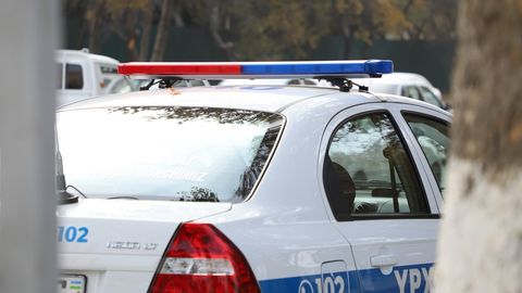 Сурхондарёда ерда ётган маст кишини машина босиб кетди