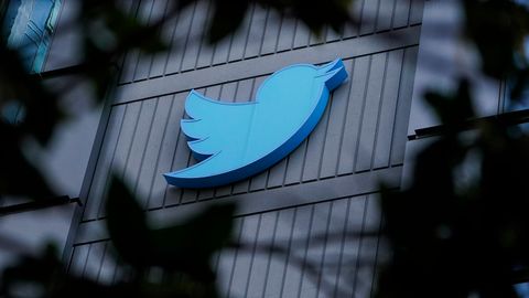 Twitter ko&lsquo;plab reklama beruvchilarini yo&lsquo;qotgani tufayli yangi investorlarni qidirmoqda