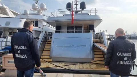 Россиялик олигархнинг Италияда ҳибсга олинган яхтаси ғойиб бўлди