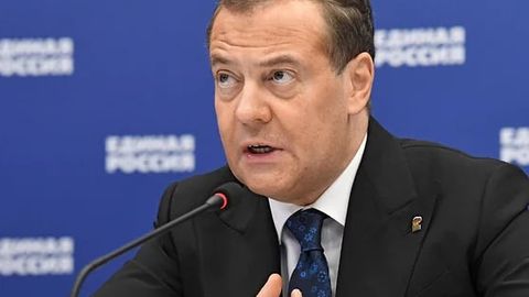 Medvedev Rossiyada kuchli qurollar ishlab chiqarish oshirilayotganini ma’lum qildi