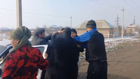 Қашқадарёда МИБ ходимлари маст фуқаро ва унинг яқинлари томонидан калтакланди (видео)