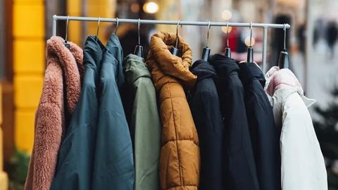 Қандай қилиб курткаларни кимёвий тозалашсиз тезда янги кўринишга келтириш мумкин?