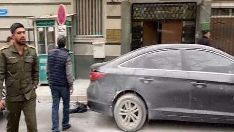&ldquo;Rafiqamni izlab keldim&rdquo;. Tehrondagi Ozarbayjon elchixonasida otishma sodir etgan erkak buni oilaviy sabablar bilan qilgani aytilmoqda