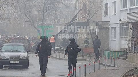 Kiyev viloyatida bolalar bog‘chasi yaqiniga vertolyot quladi, halok bo‘lganlar bor (video)