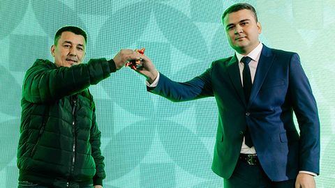 «Агробанк» «Махсус акция»нинг ғолибига Volkswagen E-bora электромобилини топширди