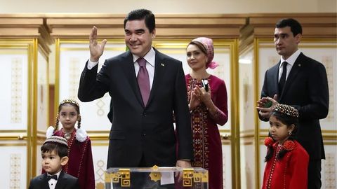 Turkmaniston prezidenti o‘z otasi Gurbanguli Berdimuhamedovning daxlsizligini kafolatladi
