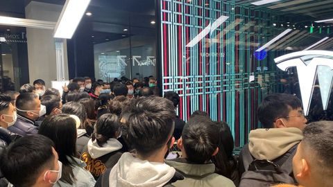 Xitoyda Tesla narxi arzonlashgandan so‘ng yuzlab elektromobil egalari kompaniya do‘konlarida norozilik namoyishlarini o‘tkazdi