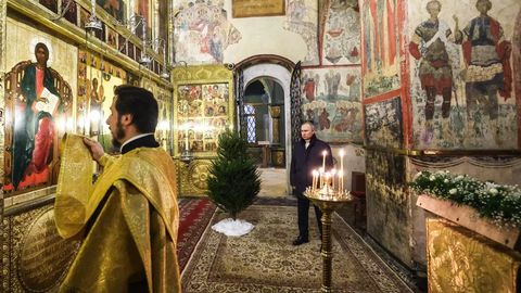 Фото: Путин Рождествони Кремлда ёлғиз кутиб олди