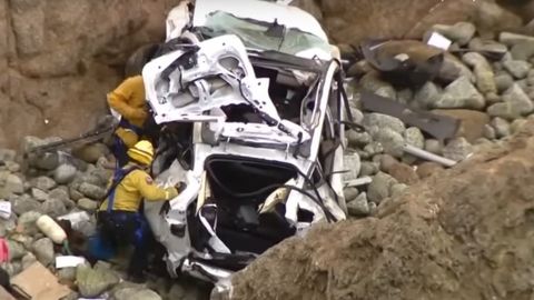 Kaliforniyada Tesla 75 metr balandlikdagi jardan qulab tushdi. Avtomobil ichidagi hamma omon qoldi (video)