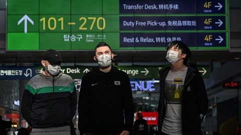 Сафарбарлик туфайли мамлакатни тарк этган россияликлар Жанубий Корея аэропортида икки ойга қолиб кетди. Уларга бошпана бериш рад этилмоқда