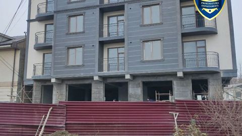 Andijonda boshqarma iqtisodchisi auksiondagi binoni olib berish uchun fuqarodan 20 ming dollar olgani aniqlandi