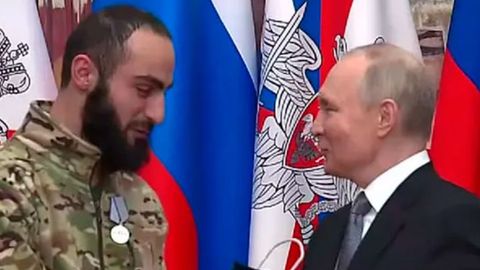 Putin birinchi marta qamoqxonadan urushga yollangan “Vagner” jangchisini mukofotladi (video)