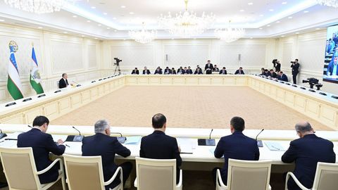 Shavkat Mirziyoyev O‘zbekistondagi har bir tumanga 50 million dollar investitsiya olib kelish vazifasini qo‘ydi