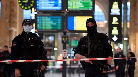 Париждаги вокзалда номаълум эркак олти кишини пичоқлади (видео)