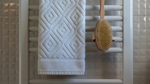 Nima uchun qishda sochiq ishlatmaslik yuz terisi uchun foydali? Dermatolog javob beradi