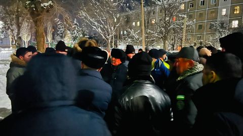 Чирчиқда электр энергияси узилишидан норози бўлган аҳоли кўчага чиқди. Воқеа жойига етиб борган масъуллар муаммони бартараф қилган