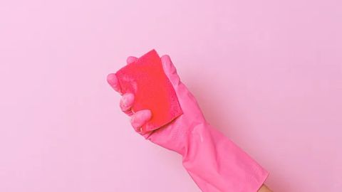 Idish-tovoq gubkasini bakteriyalardan xalos qilish uchun qanday tozalash kerak?