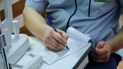 Ayollar libosida porno