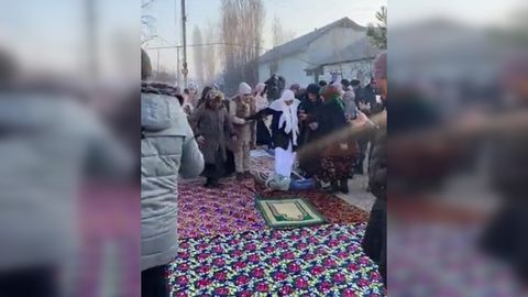 &ldquo;Bu dinimizga mutlaqo zid&rdquo;. Fatvo markazi Umradan qaytgan ayol oyog&lsquo;i ostiga yosh bola yotqizilganiga munosabat bildirdi