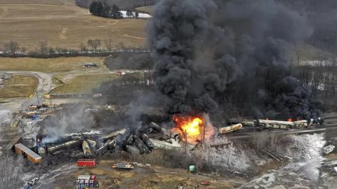 АҚШда хавфли моддаларни олиб кетаётган юк поезди релсдан чиқиб кетди (видео)