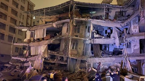 Zilzila qurbonlari ortmoqda: Turkiyada 76 kishi, Suriyada qariyb 100 kishi halok bo&lsquo;ldi (video)