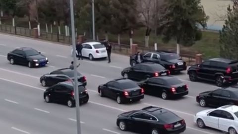 Қашқадарёда тўй кортежи йўлни тўсиб қўйди (видео)