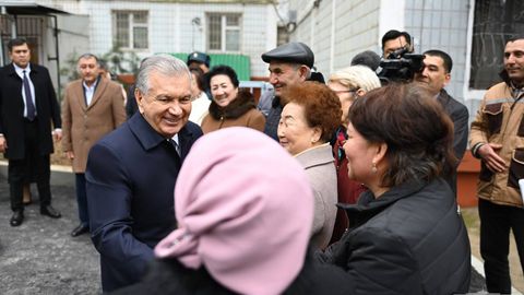 Shavkat Mirziyoyev Sergelidagi mahalla aholisi bilan muloqot qildi