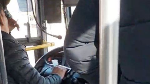 Toshkentda avtobus haydovchisi harakat davomida sigaret chekdi (video)