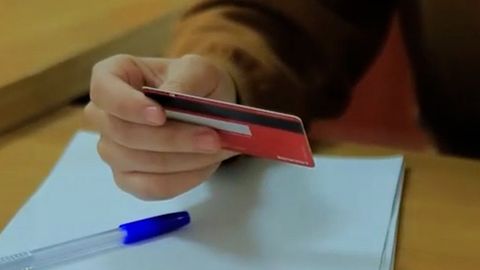 Наманганда банк ходими мижозларнинг пластик картасидан 440 млн сўм ечиб олди (видео)