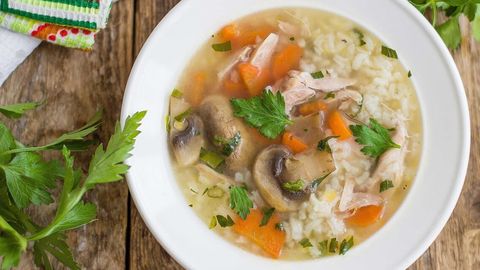 Qo&lsquo;ziqorin va guruch qo&lsquo;shib tayyorlanadigan tovuq sho&lsquo;rva retsepti