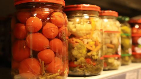 Мутахассис уй шароитида тайёрланган консервалар ҳаёт учун хавфли эканини айтди