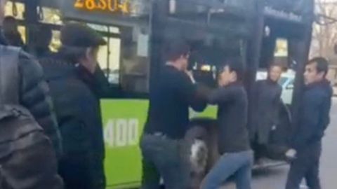 Toshkentda avtobus haydovchilari yo&lsquo;lovchi talashib mushtlashdi (video)&nbsp;