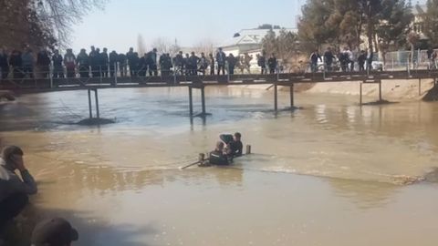 Сурхондарёда юк машинаси каналга тушиб кетди (видео)