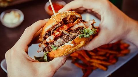 Immunitet uchun nima xavfli: gamburgermi yoki shamollash?