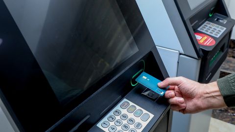 O&lsquo;zbekistonda may oyidan boshlab Humo va Uzcard kartalaridan bitta bankomatda pul yechish mumkin bo&lsquo;ladi