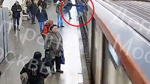 В московском метро мужчина толкнул подростка под поезд — видео